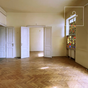 I. district, in Víziváros, high ceiling, 3-room apartment to be renovated for sale