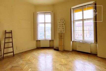 I. district, in Víziváros, high ceiling, 3-room apartment to be renovated for sale