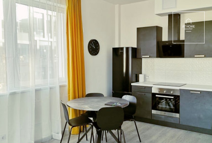 With a panoramic view to the Gellért-hill, a newly built 2-bedroom apartment for rent in the 11th district, near to Infopark and Kopaszi-gát. A parking space and a seperate storage is included in the price.