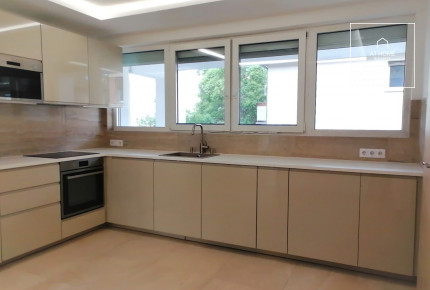 One-bedroom refurbished panoramic apartment for rent in Budapest, District III, Újlak