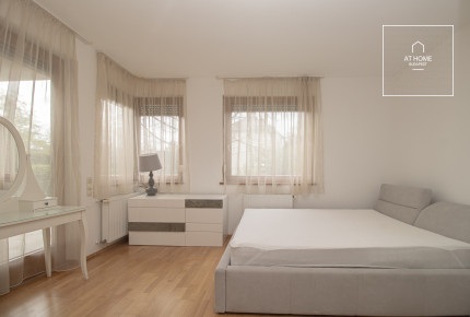 Sunny, three-bedroom apartment for rent in the 2nd district of Budapest, Zöldmál.