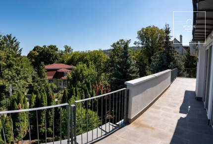 Three-bedroom penthouse apartment in a green area for rent in the 2nd district of Budapest, Pasarét