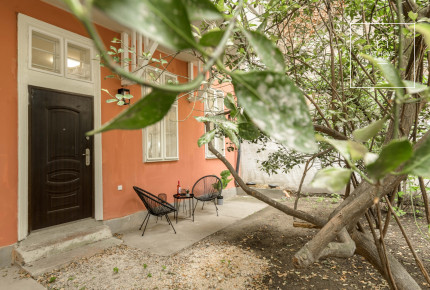 Apartment with garden for rent in Budapest 6th district,  Külső-Terézváros