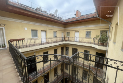 Roof apartment with a large floor area for sale, Budapest District 5, Lipótváros