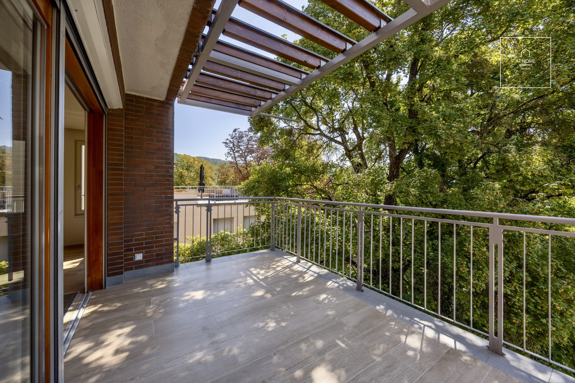 Prémium belső kétszintes lakás óriási tetőterasszal , Zöldövezetben, 2 kerület