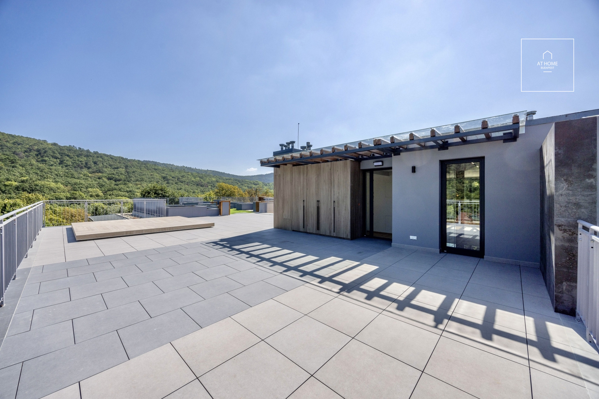 Prémium belső kétszintes lakás óriási tetőterasszal , Zöldövezetben, 2 kerület