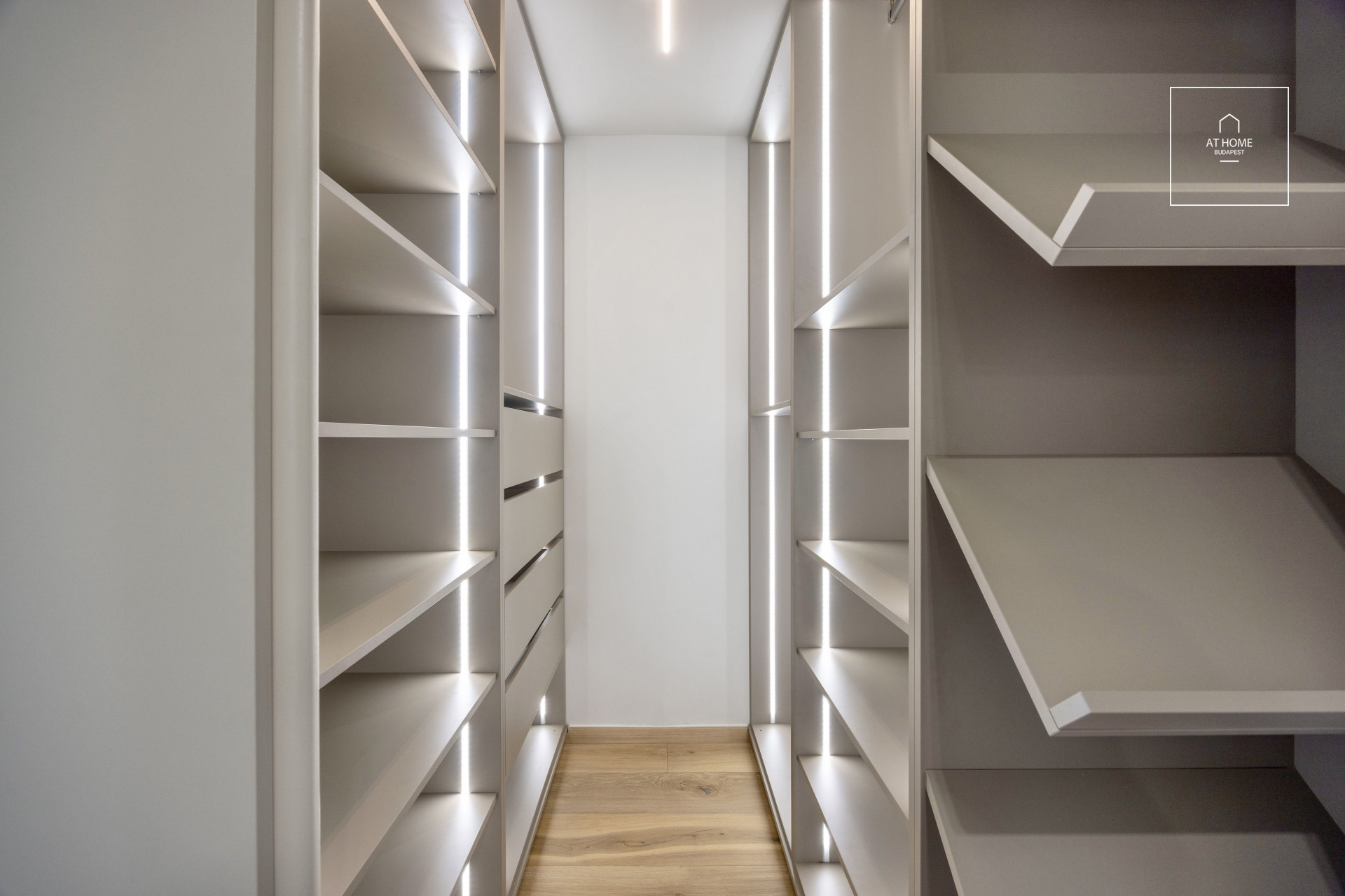 Prémium belső kétszintes lakás óriási tetőterasszal , Zöldövezetben, 2 kerület