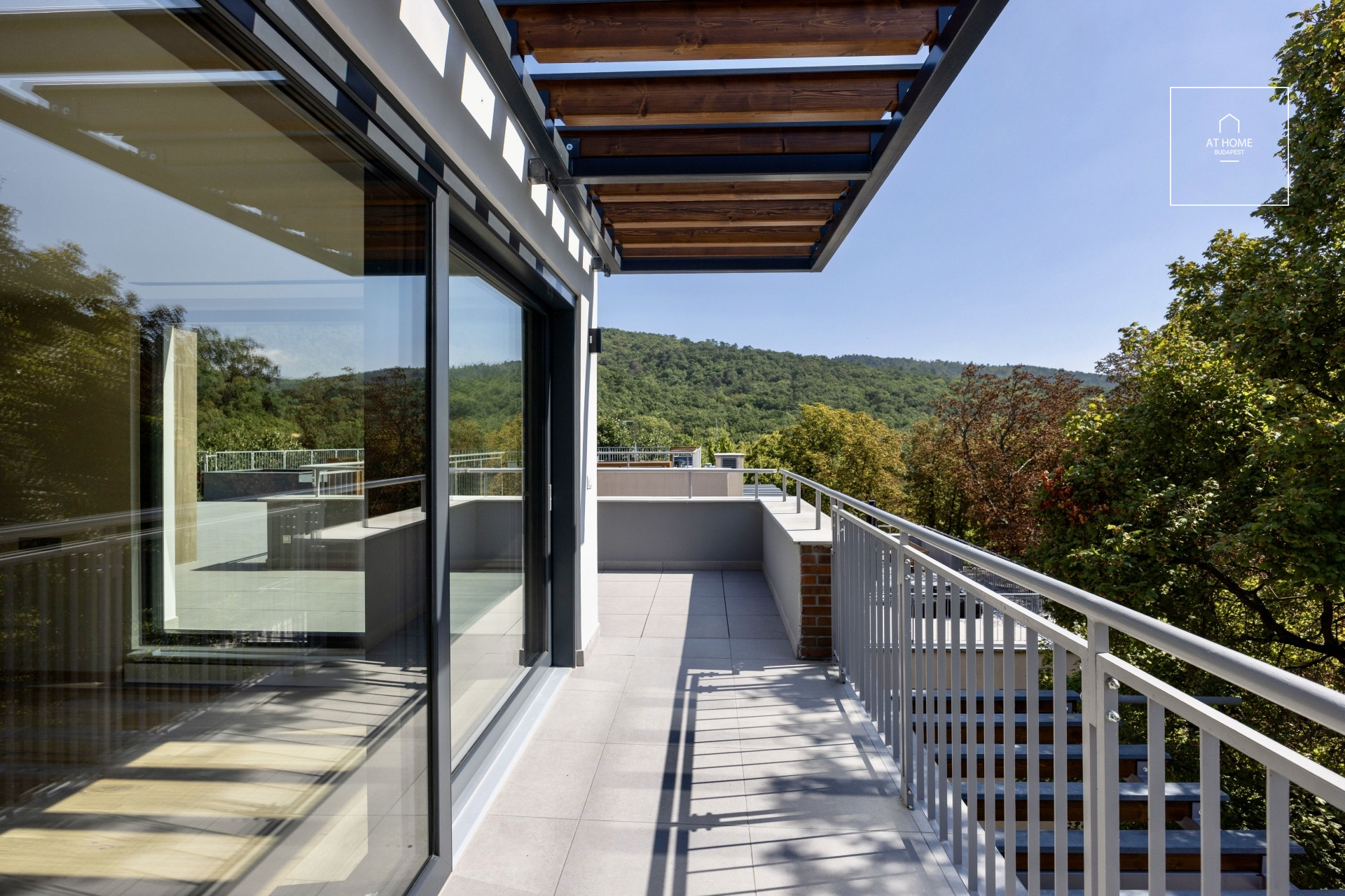 Prémium belső kétszintes lakás óriási tetőterasszal , Zöldövezetben, 2 kerület