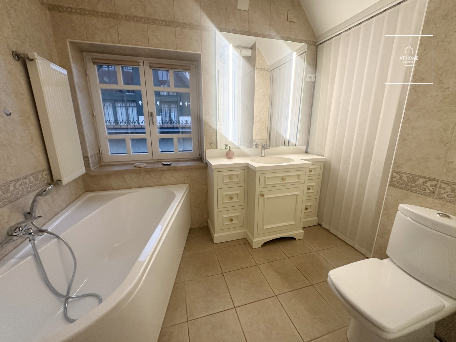 Renovated 186 m², two-story apartment with 4 bedrooms in District I