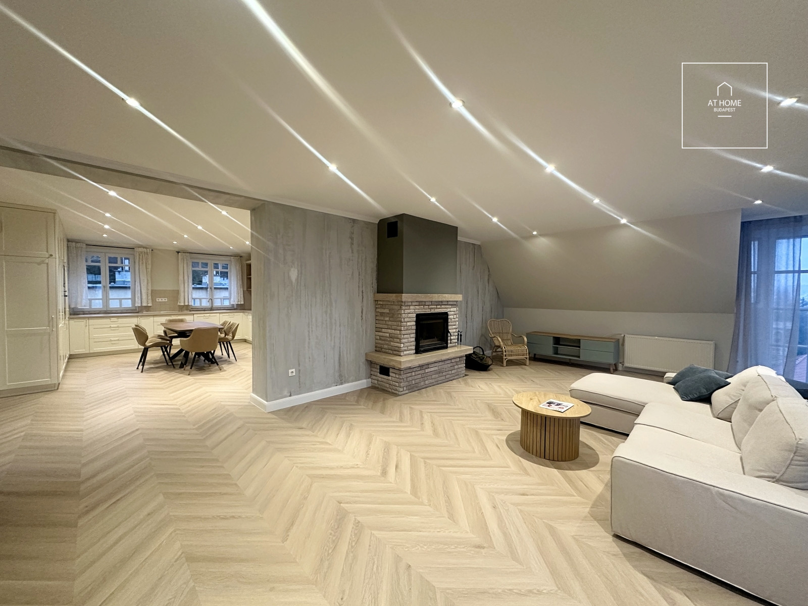 Renovated 186 m², two-story apartment with 4 bedrooms in District I