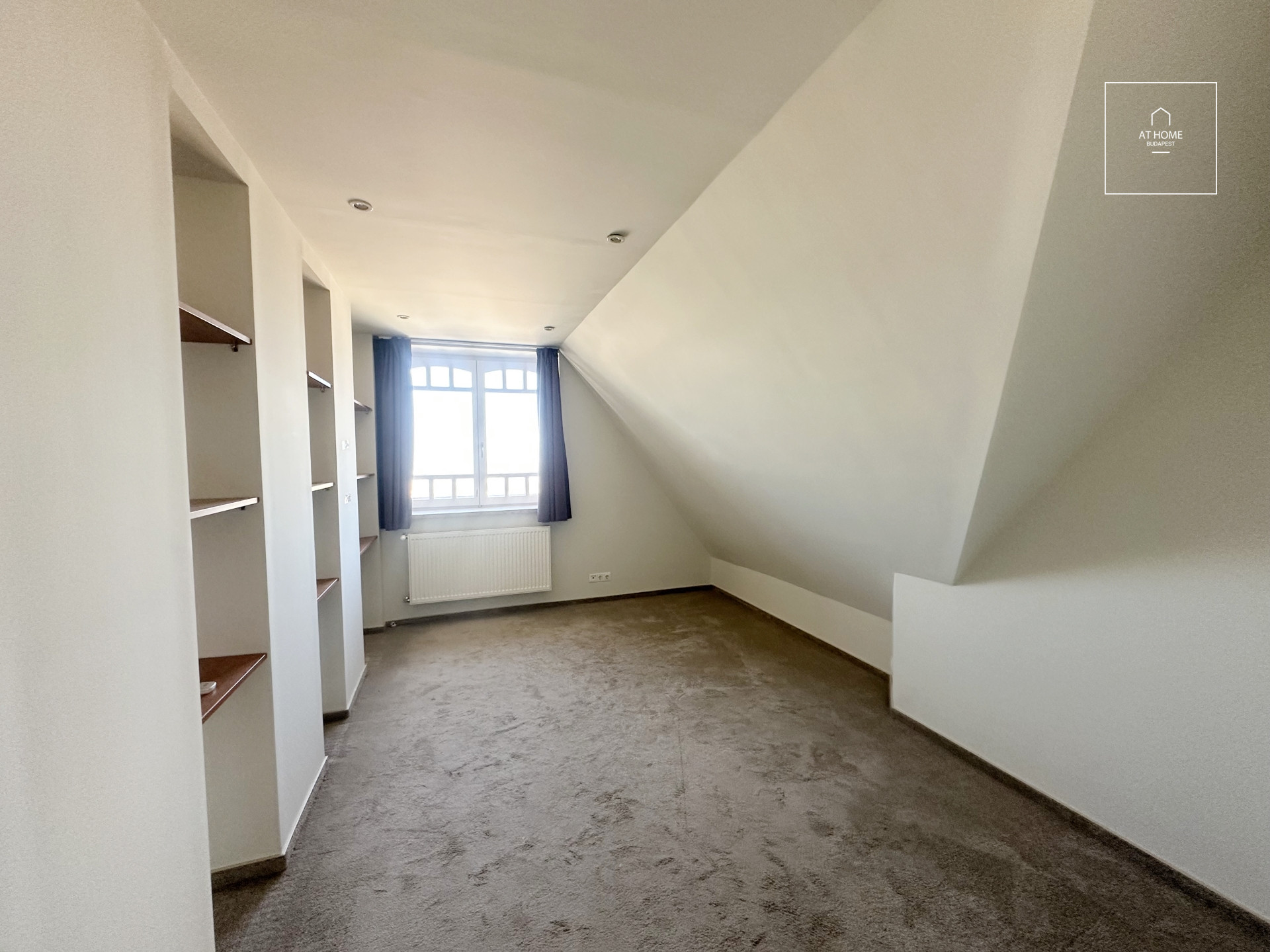 Felújított 186 nm-es kétszintes lakás 4 hálószobával az I. kerületben