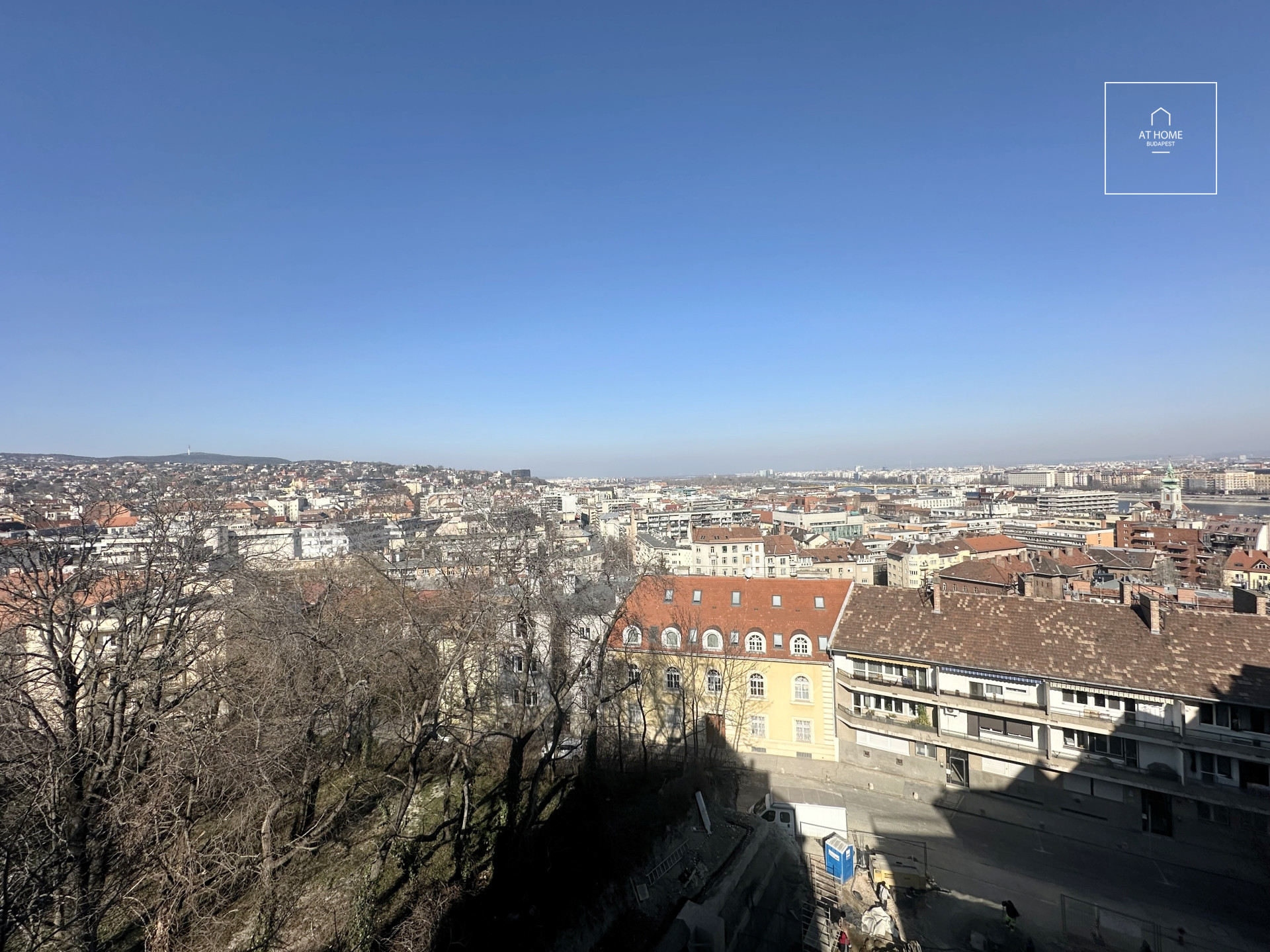 Felújított 186 nm-es kétszintes lakás 4 hálószobával az I. kerületben