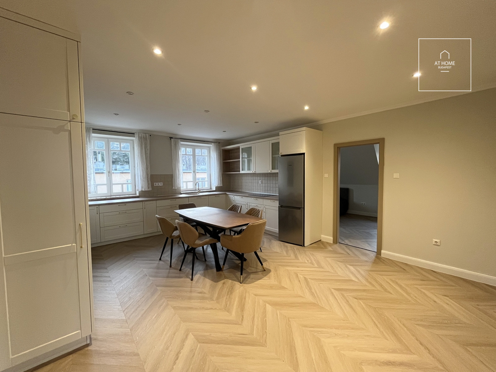 Renovated 186 m², two-story apartment with 4 bedrooms in District I