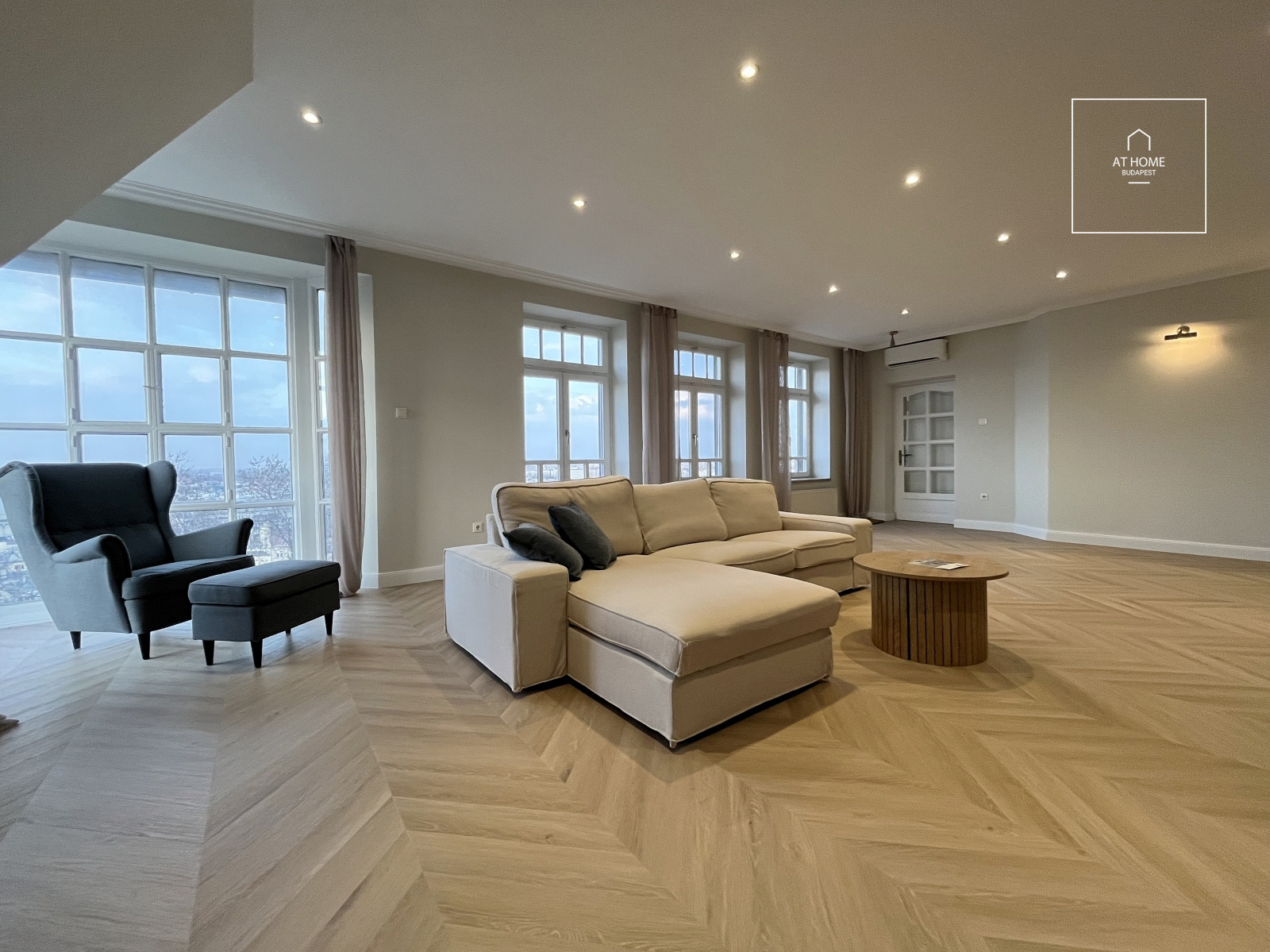 Renovated 186 m², two-story apartment with 4 bedrooms in District I