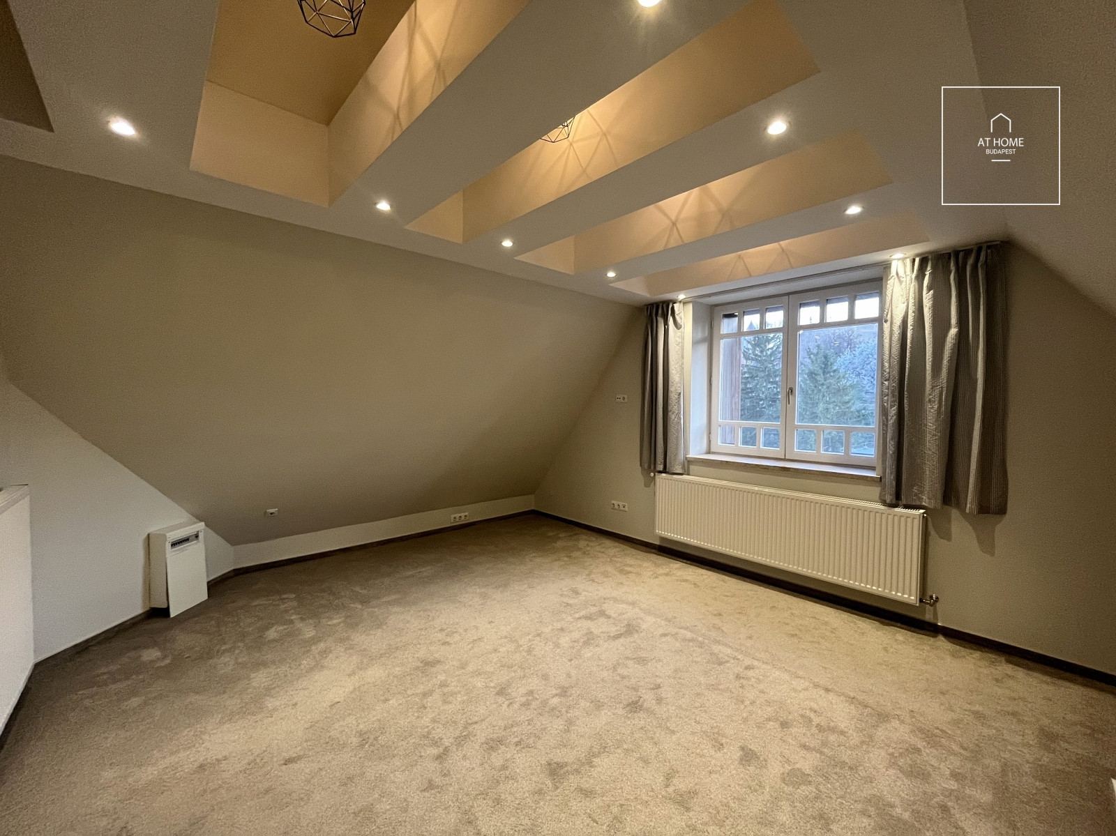 Renovated 186 m², two-story apartment with 4 bedrooms in District I