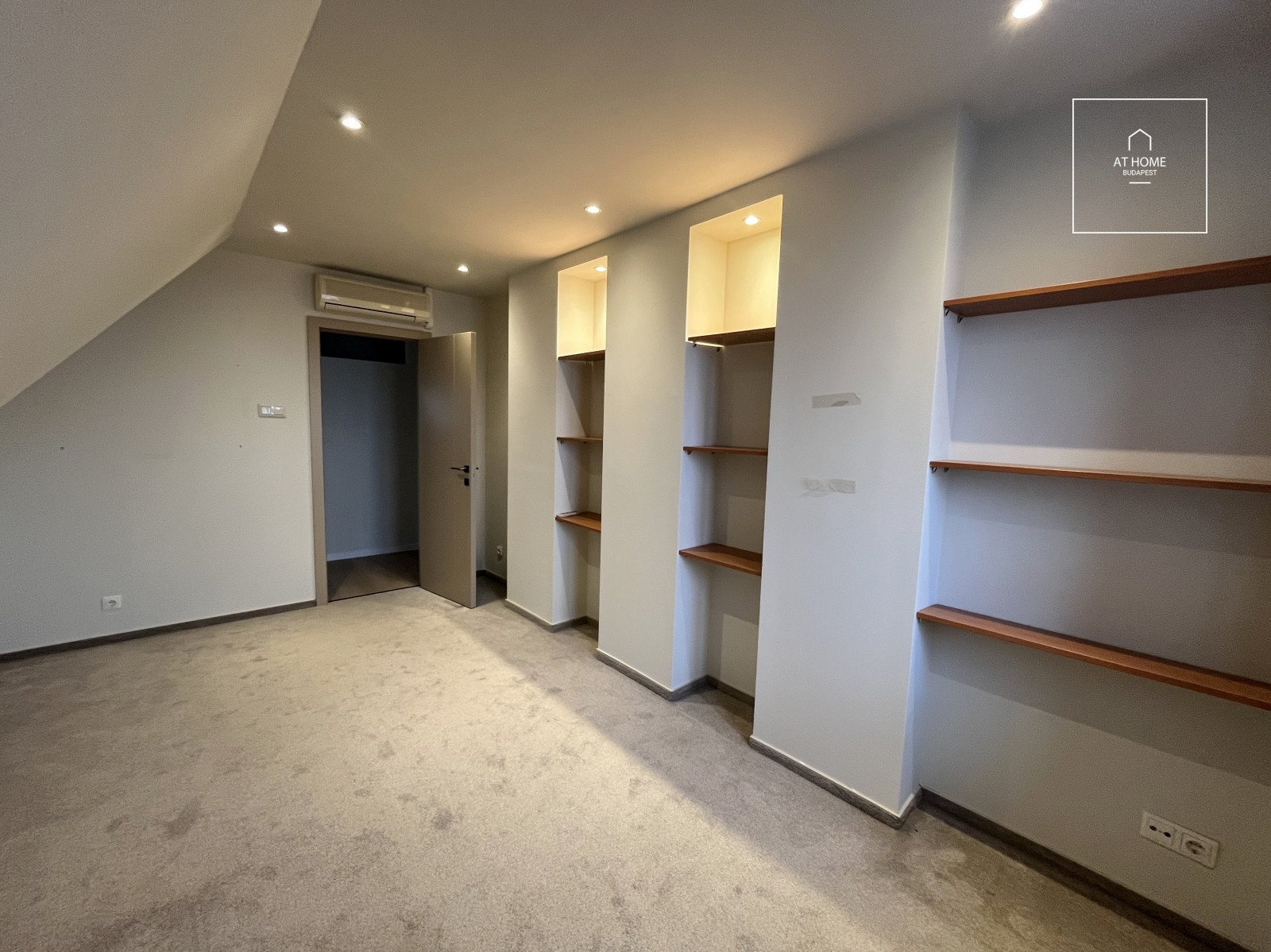 Renovated 186 m², two-story apartment with 4 bedrooms in District I