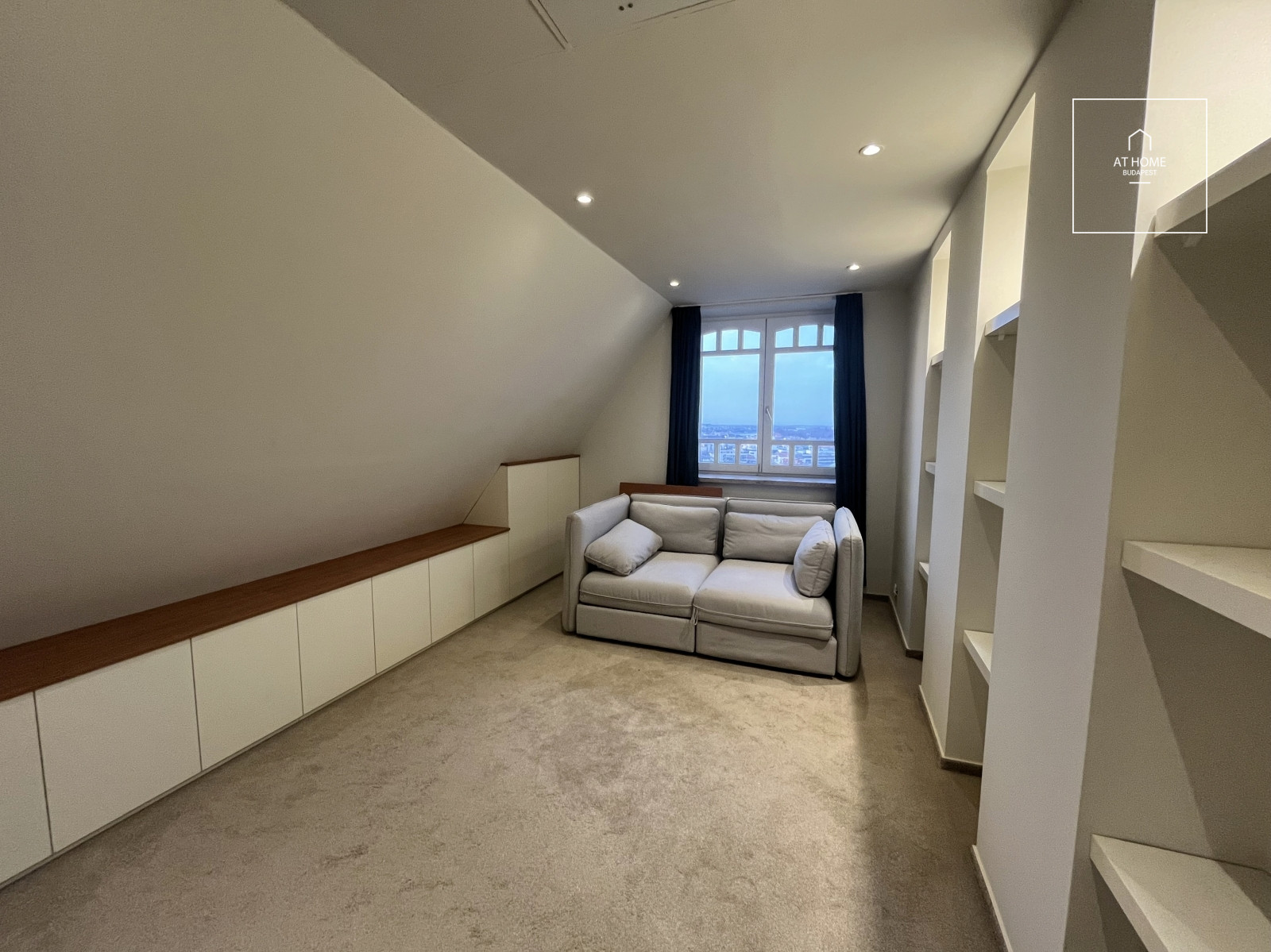 Renovated 186 m², two-story apartment with 4 bedrooms in District I