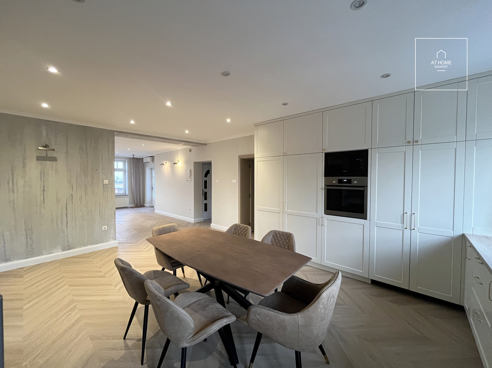 Renovated 186 m², two-story apartment with 4 bedrooms in District I