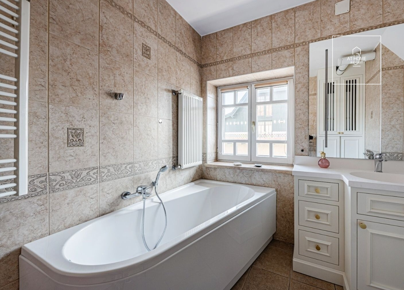 Renovated 186 m², two-story apartment with 4 bedrooms in District I