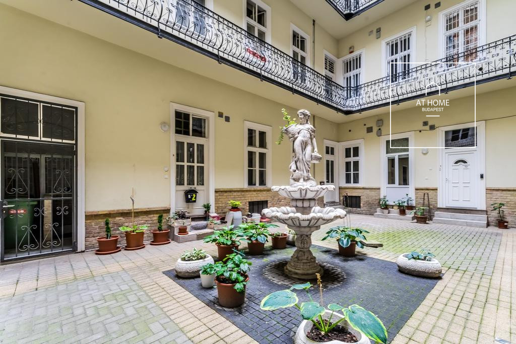 Exkluzív lakás hatalmas tetőterasszal Budapest VI. kerületében