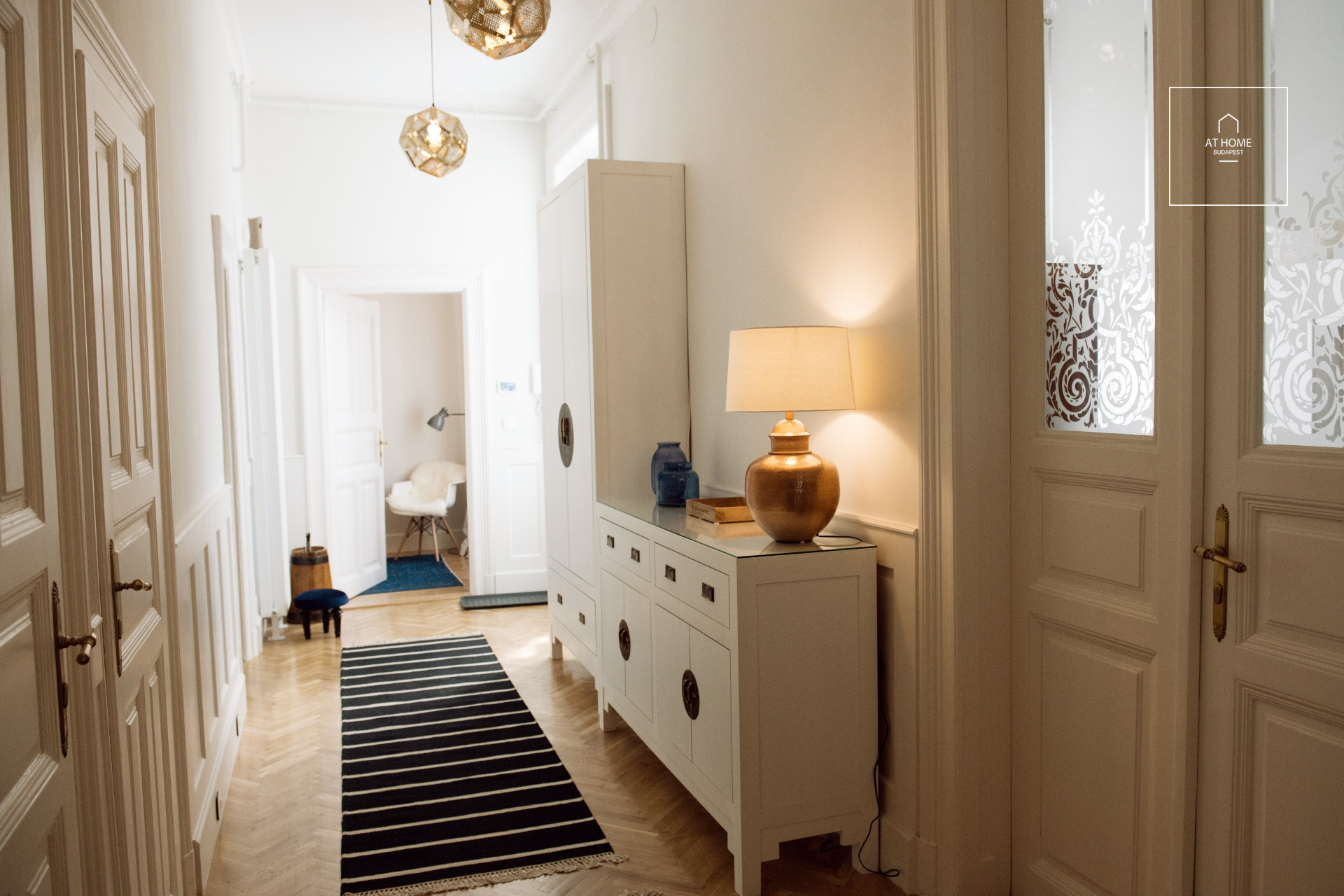 Teljesen bútorozott 133 nm-es 3 hálószobás lakás kiadó a VI. kerületben