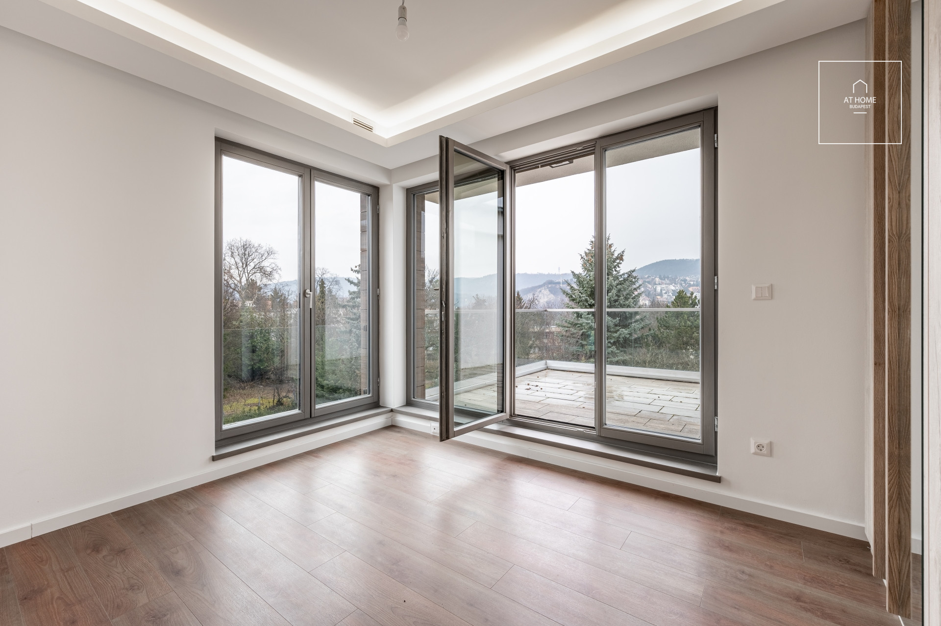 II. kerületben gyönyörű  Bauhaus villaépületben egy felújított penthouse luxuslakás eladó