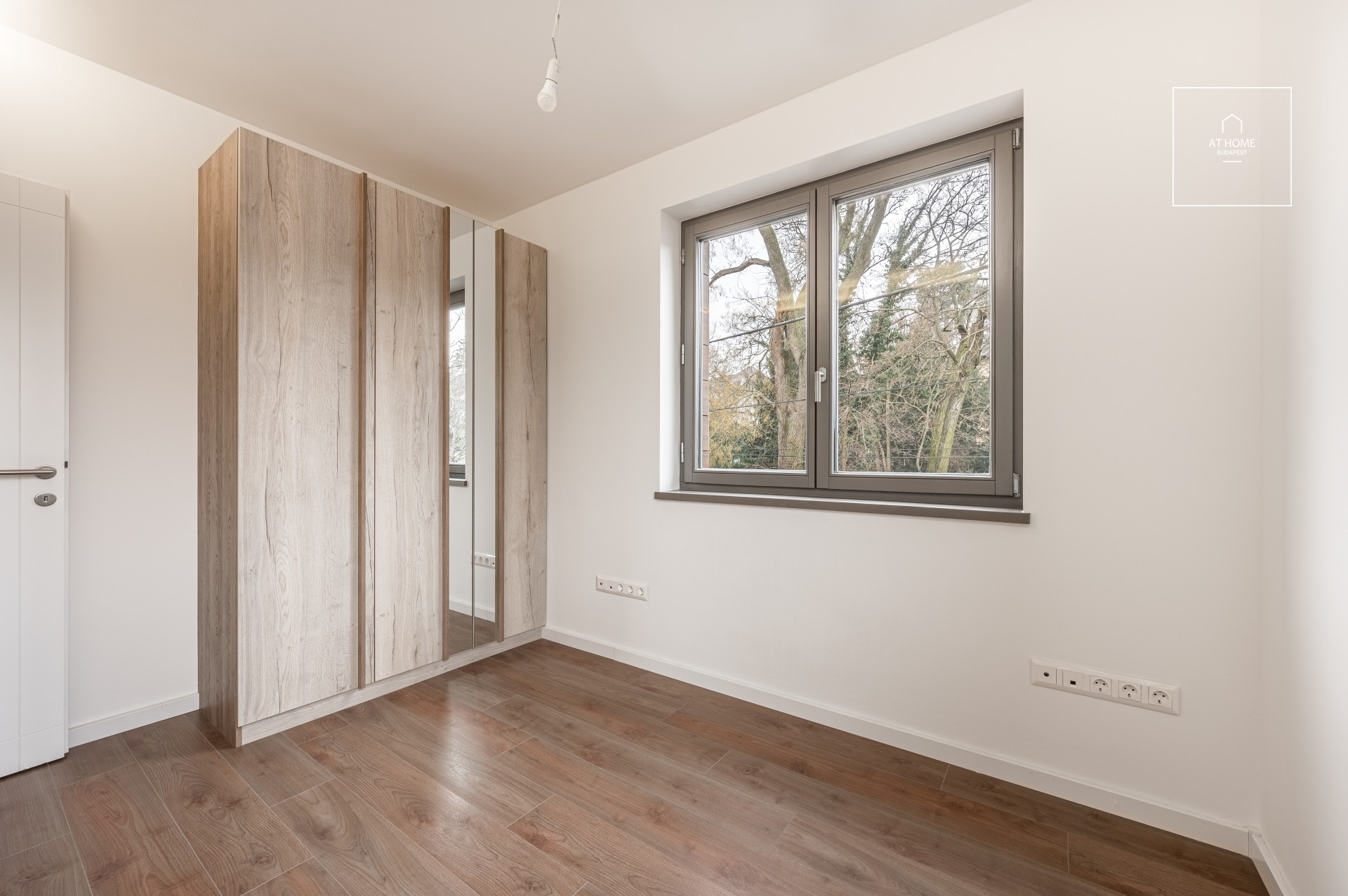 II. kerületben gyönyörű  Bauhaus villaépületben egy felújított penthouse luxuslakás eladó