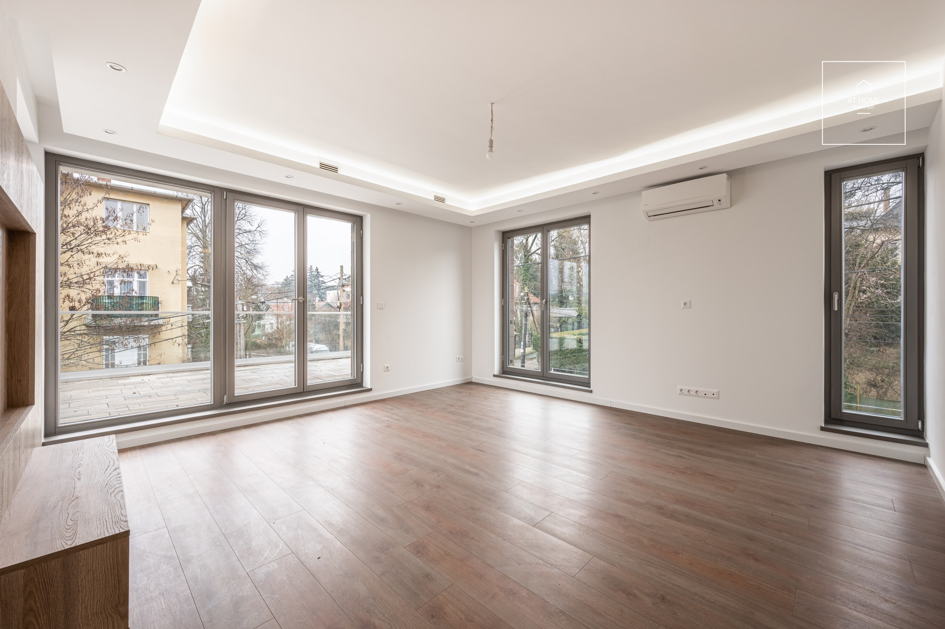 II. kerületben gyönyörű  Bauhaus villaépületben egy felújított penthouse luxuslakás eladó
