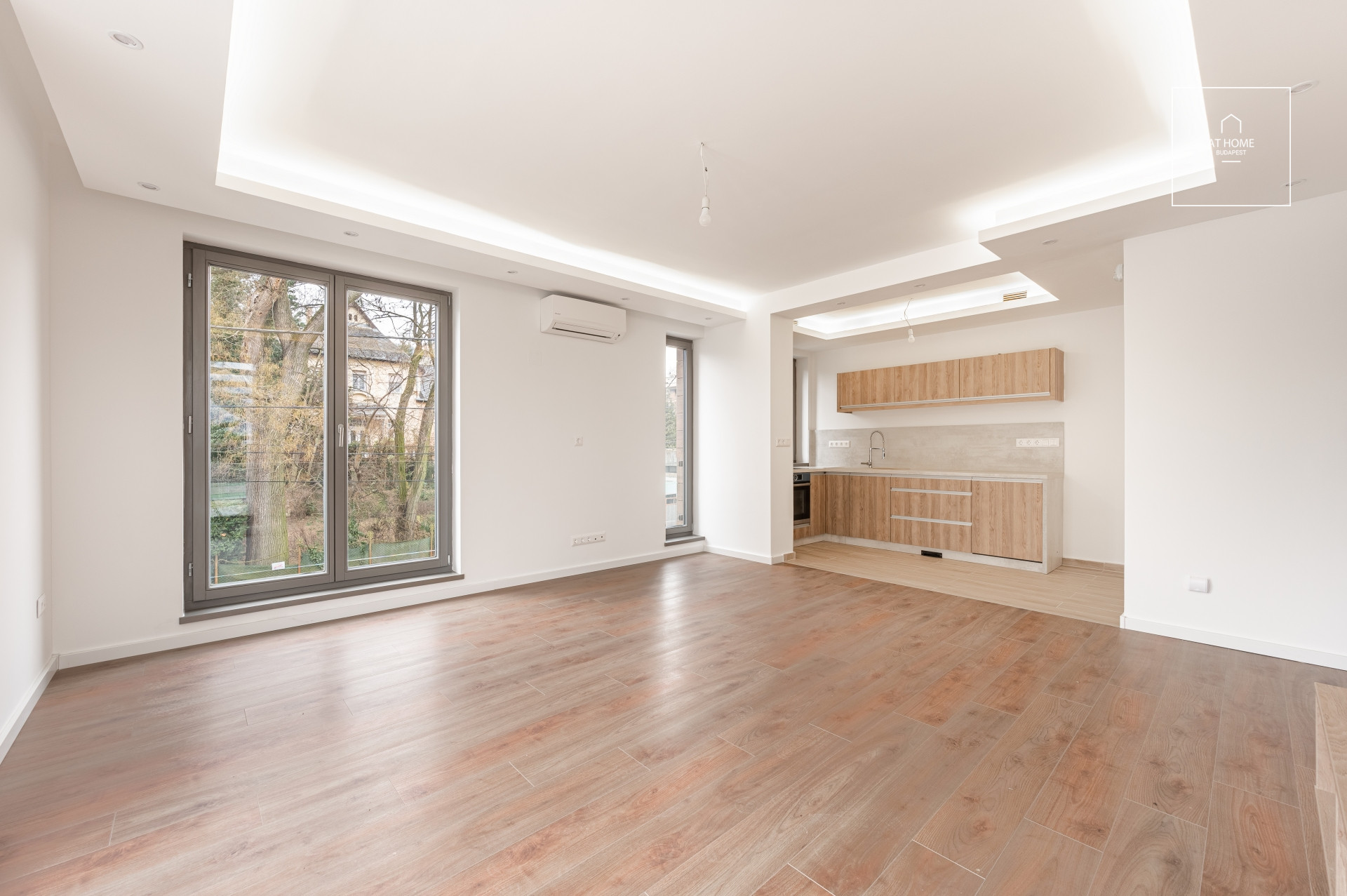 II. kerületben gyönyörű  Bauhaus villaépületben egy felújított penthouse luxuslakás eladó