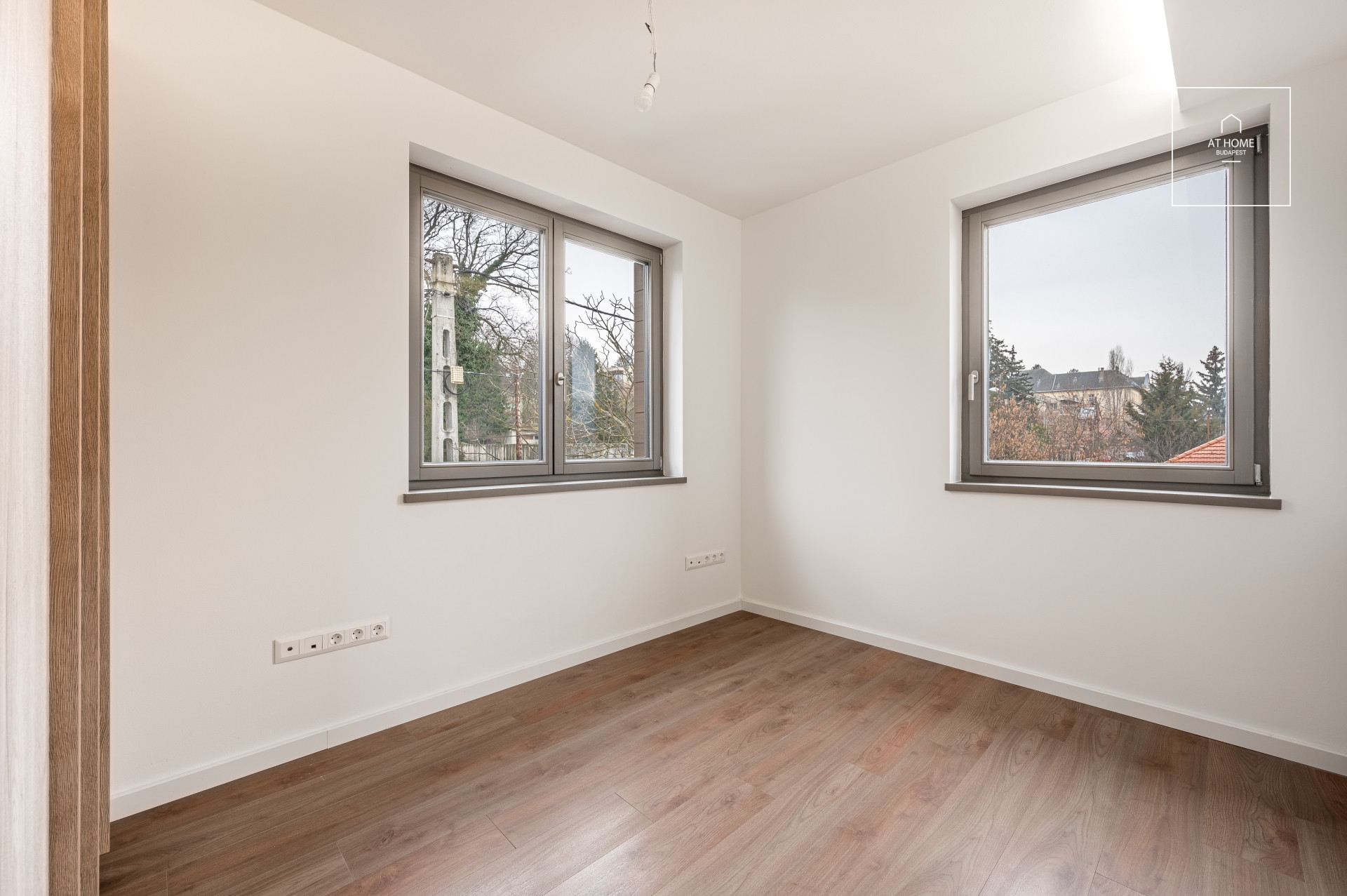 II. kerületben gyönyörű  Bauhaus villaépületben egy felújított penthouse luxuslakás eladó