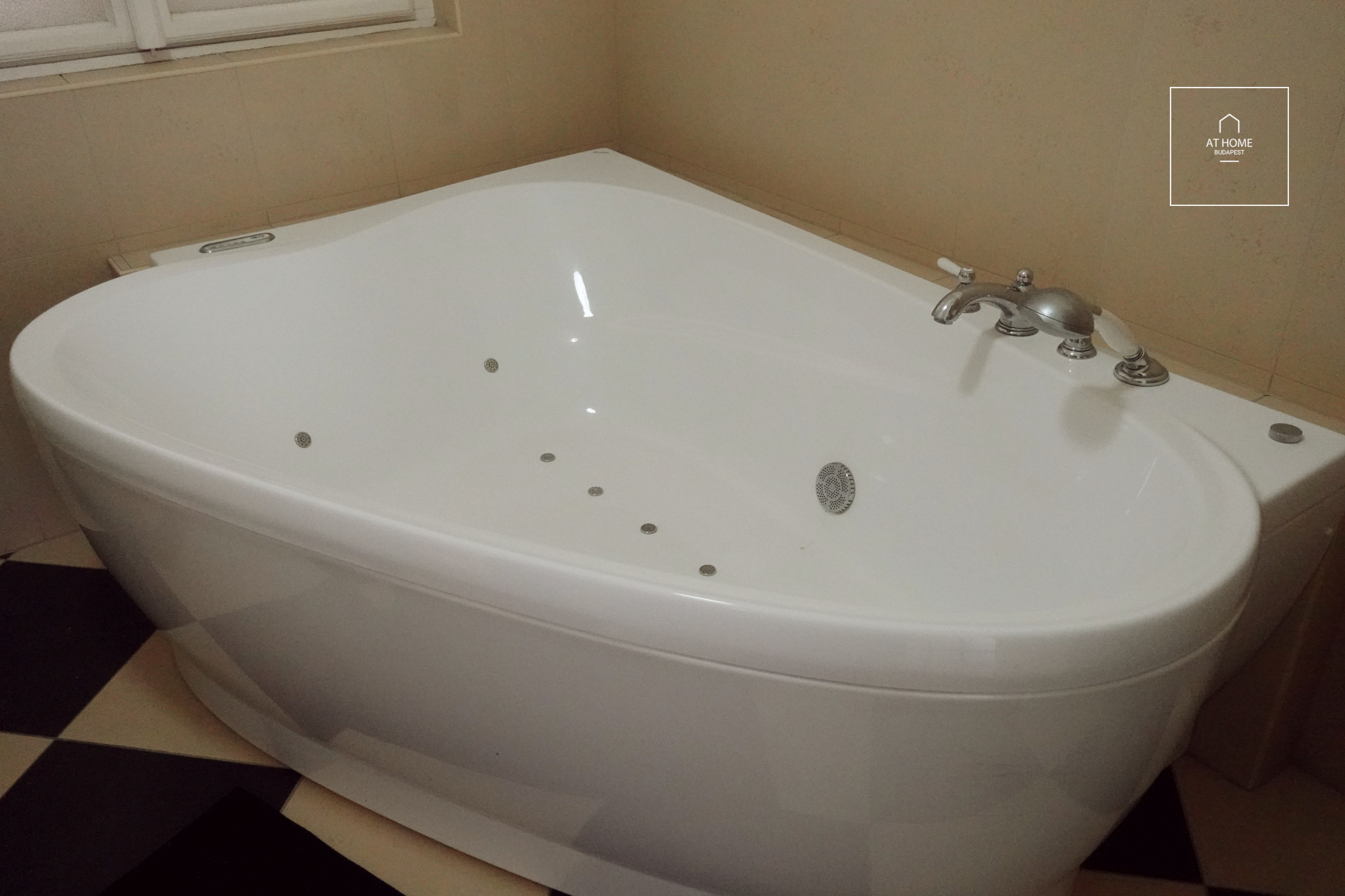 2 bedroom classical style apartment for rent in the II district on the bank of the Danube, Budapest