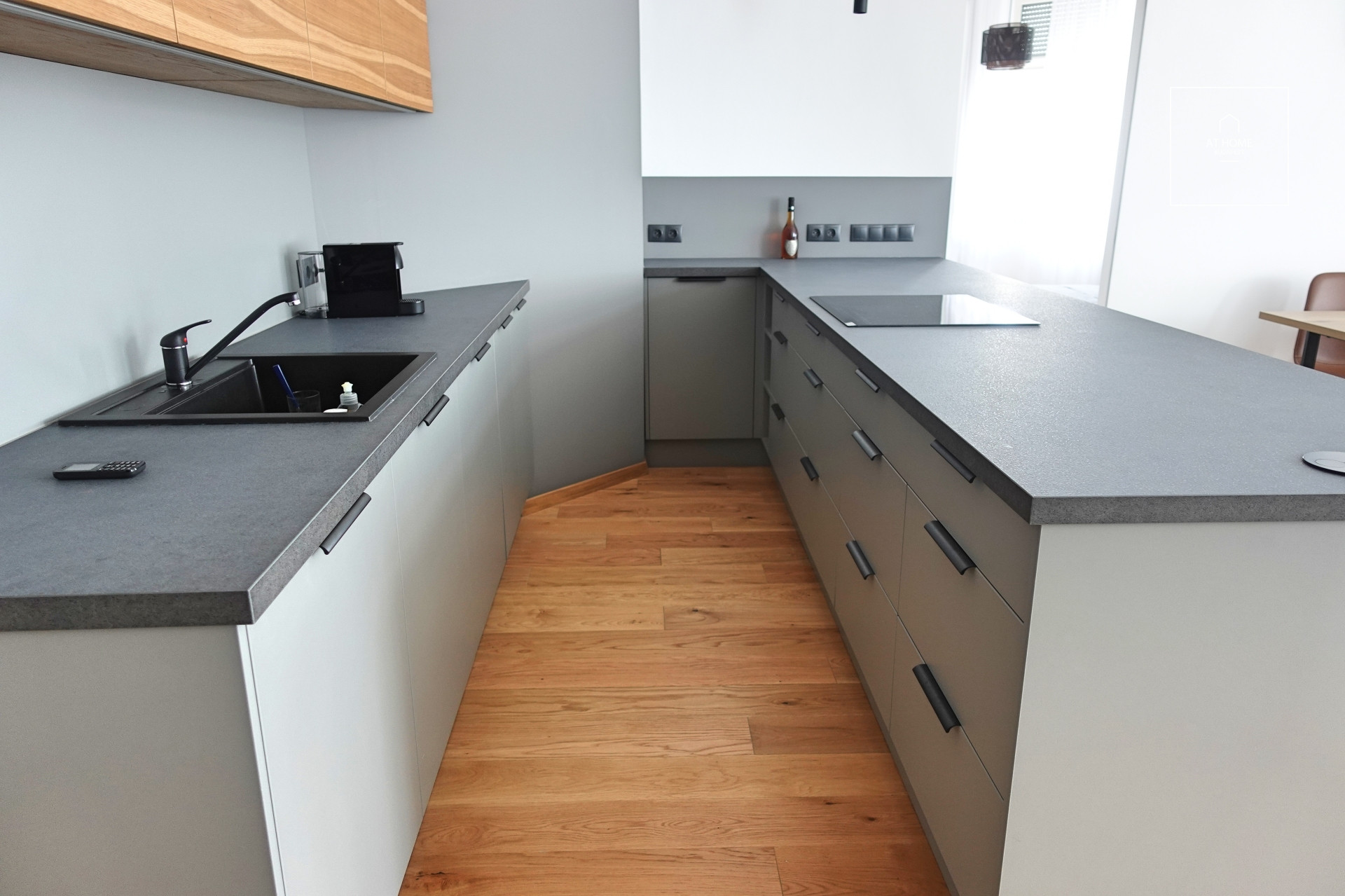 One-bedroom luxury apartment close to the Parlament for short term rent