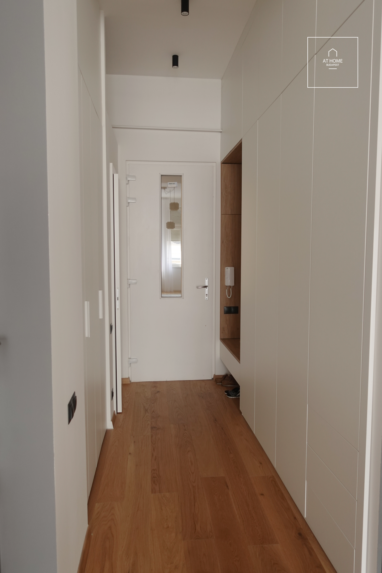 One-bedroom luxury apartment close to the Parlament for short term rent