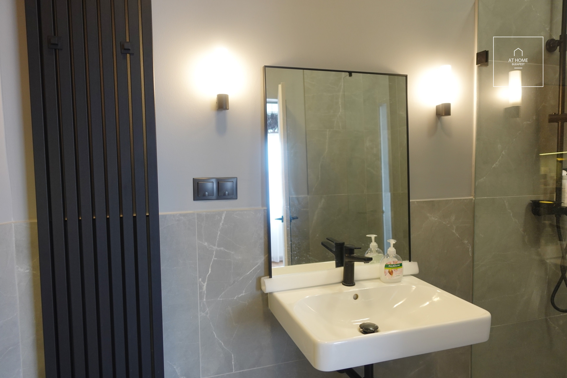 One-bedroom luxury apartment close to the Parlament for short term rent