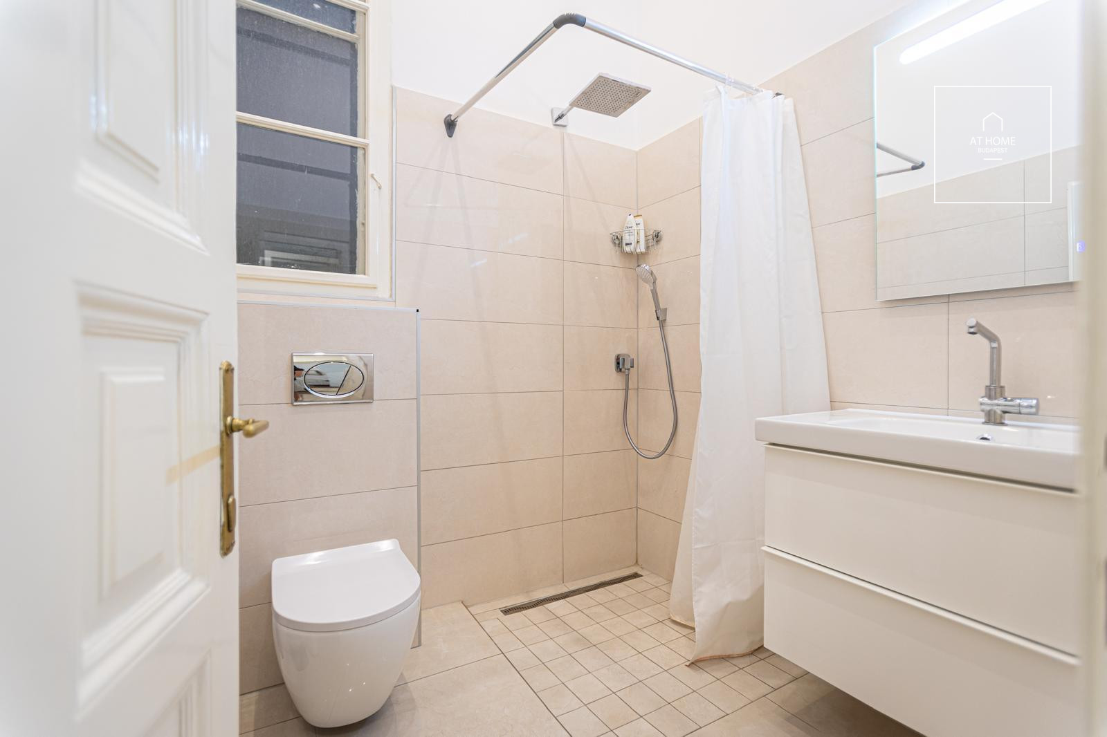 In the 6th district of Budapest a newly renovated apartment is for rent