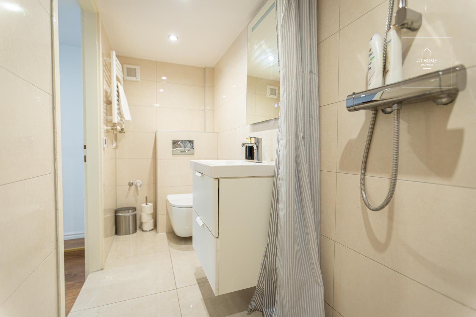 In the 6th district of Budapest a newly renovated apartment is for rent