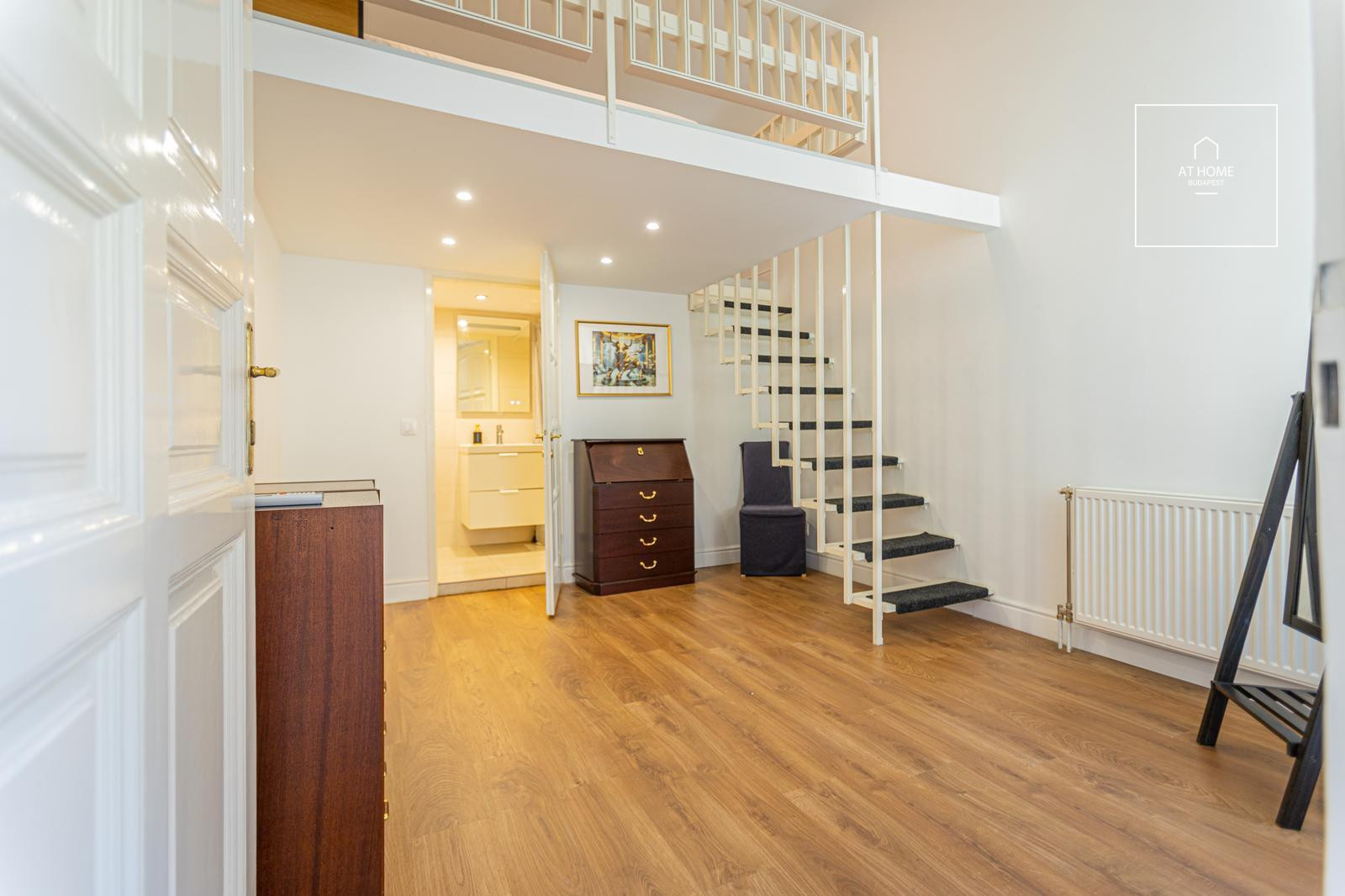 In the 6th district of Budapest a newly renovated apartment is for rent