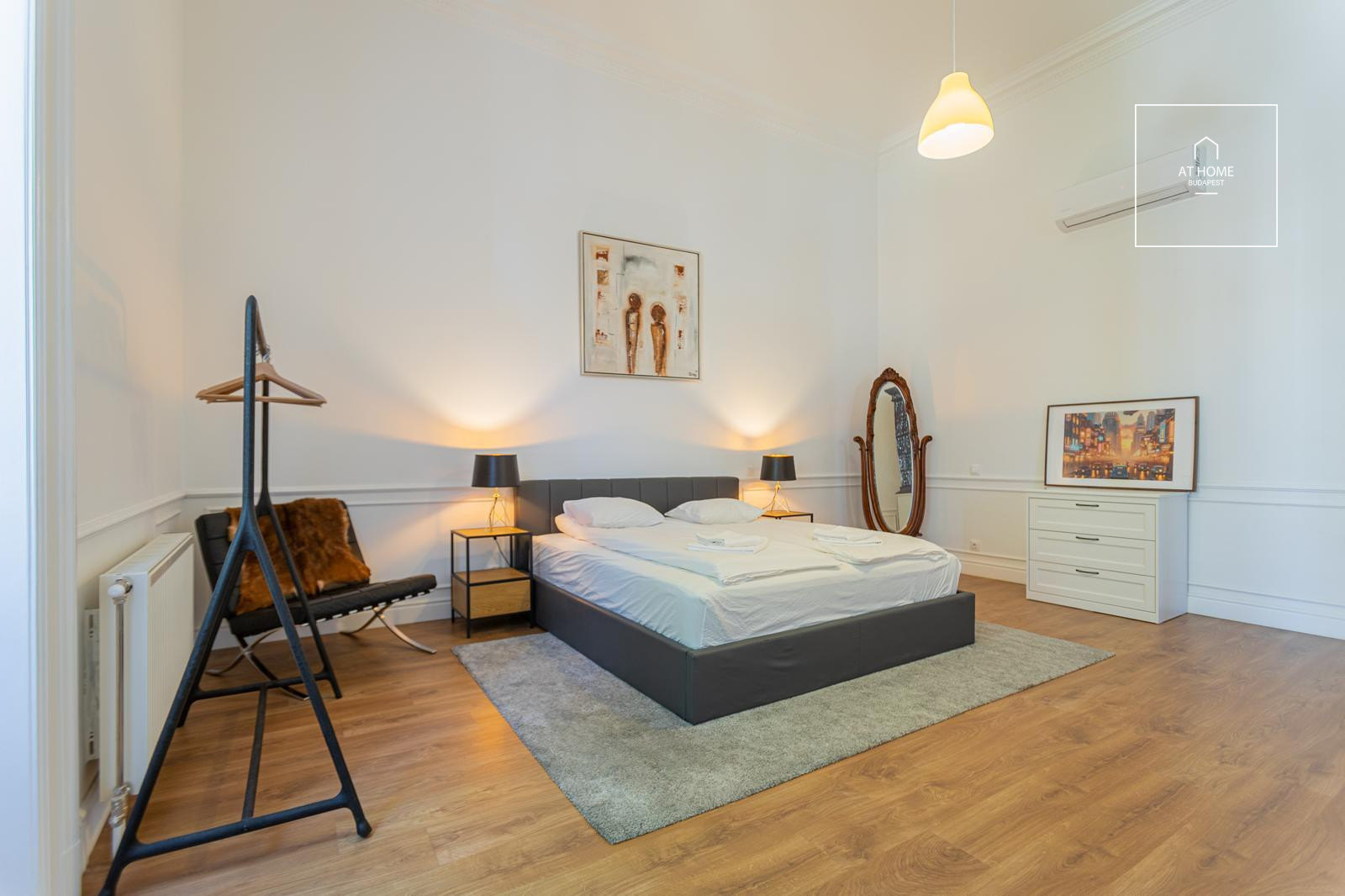 In the 6th district of Budapest a newly renovated apartment is for rent