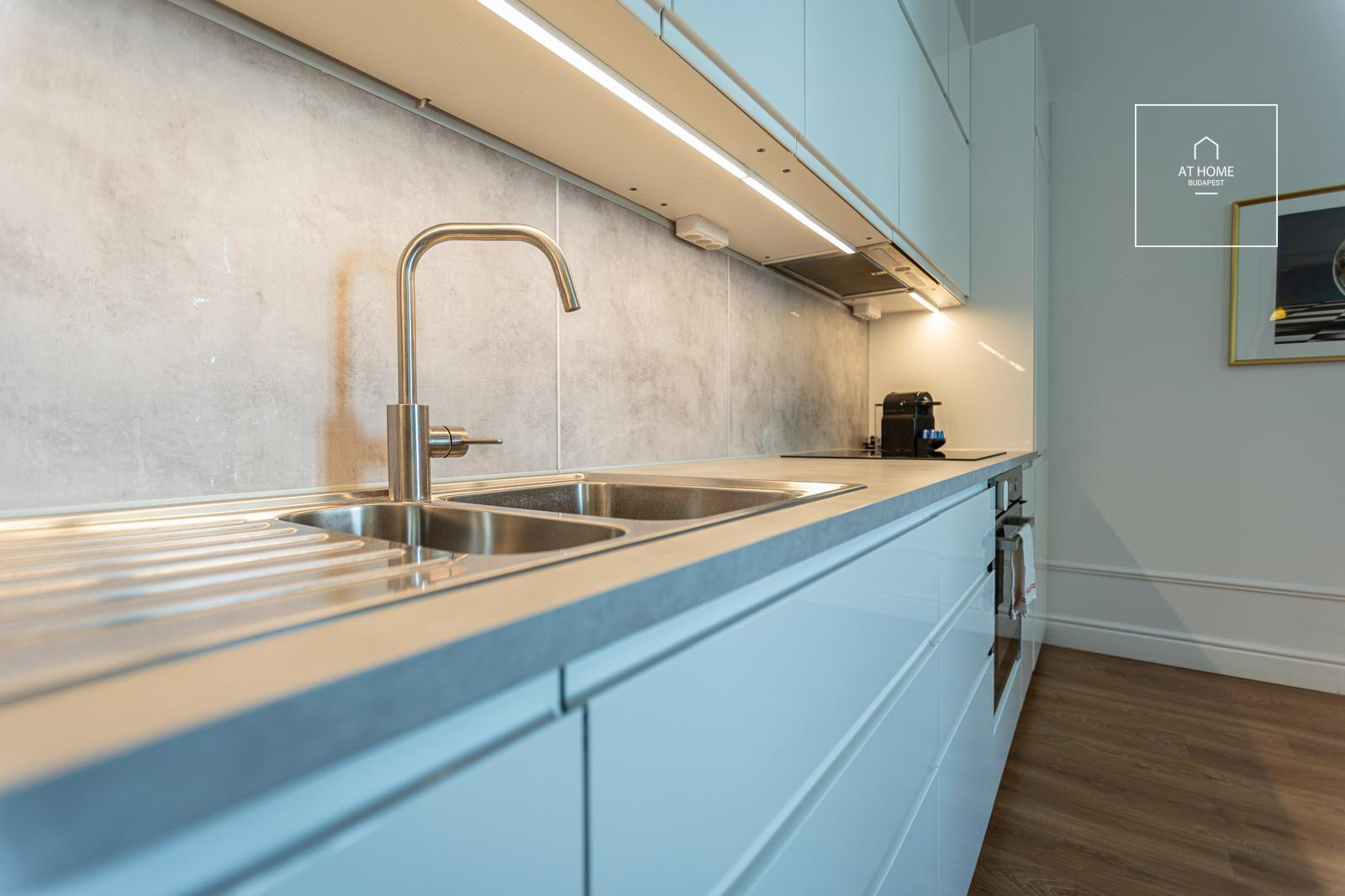 In the 6th district of Budapest a newly renovated apartment is for rent