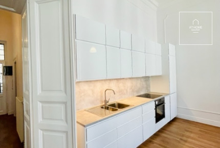 In the 6th district of Budapest a newly renovated apartment is for rent