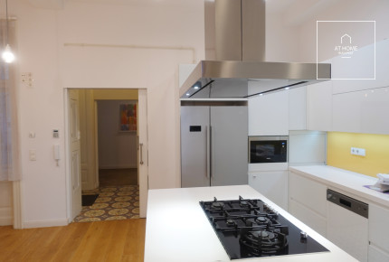 Panoramic, three-bedroom, luxury apartment for rent in the first district, at the foot of Naphegy in Budapest.