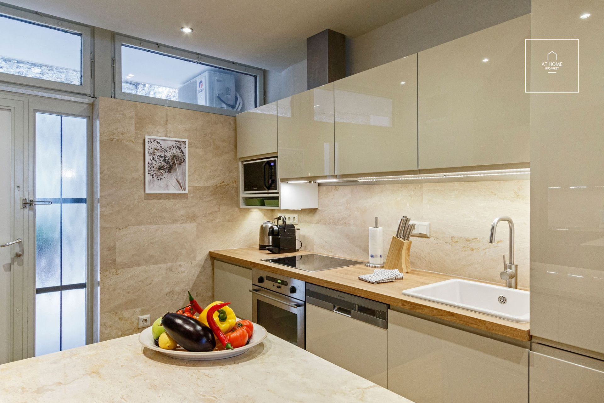 Studio apartment for rent near Buda Castle, Budapest 1st district.