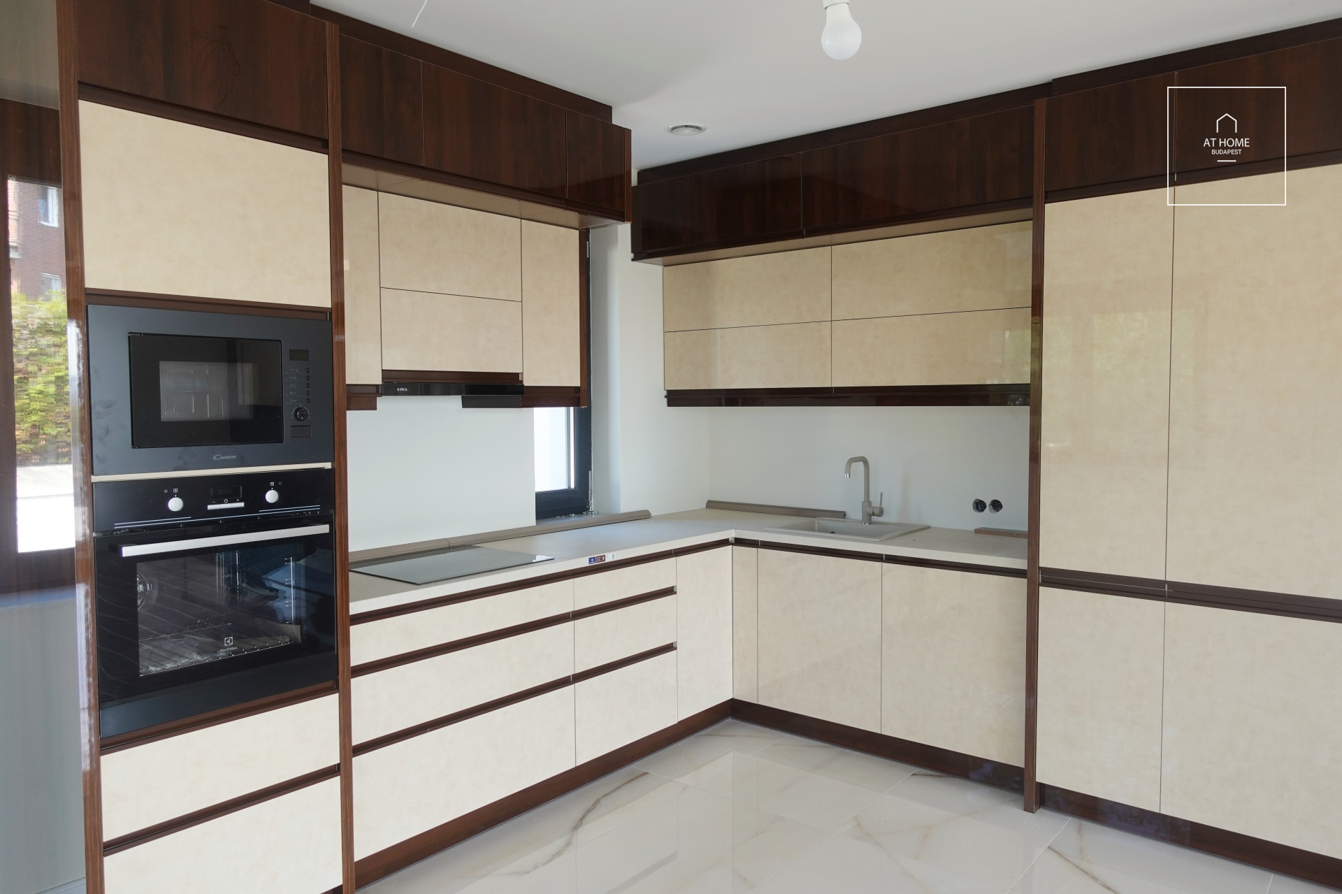 Eladó prémium penthouse lakás panorámás teraszokkal Gazdagréten, Budapesten