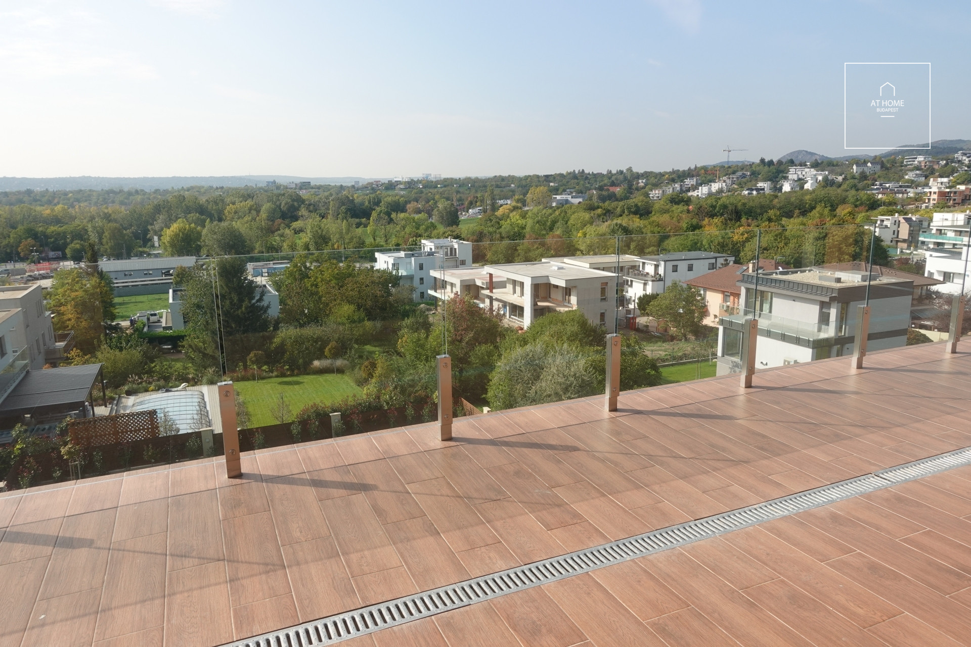 Eladó prémium penthouse lakás panorámás teraszokkal Gazdagréten, Budapesten