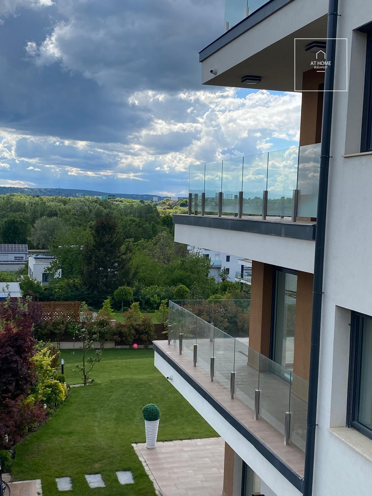 Eladó prémium penthouse lakás panorámás teraszokkal Gazdagréten, Budapesten