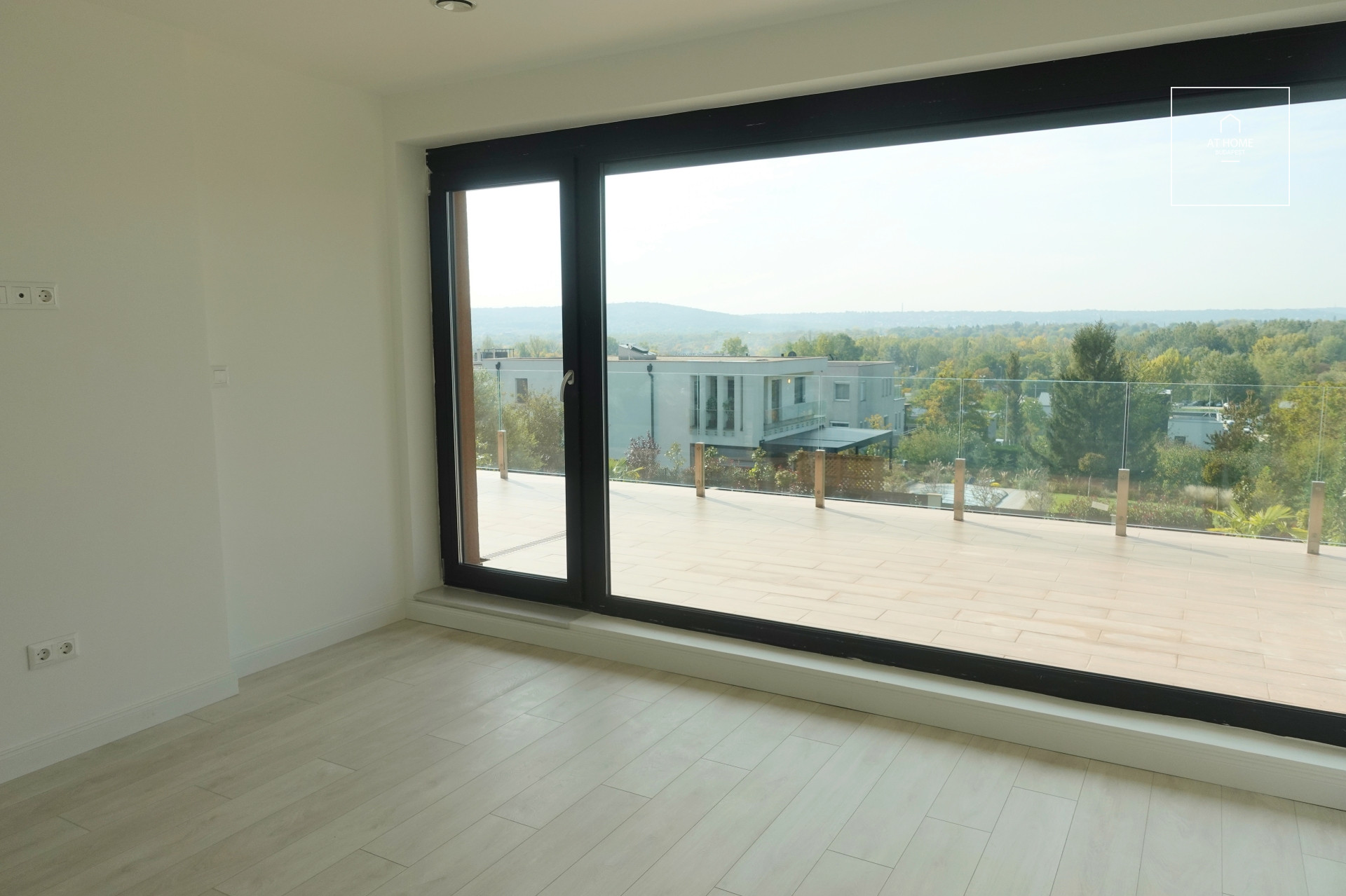 Panorámás, újépítésű lakás eladó, Budapest, 11. kerület, Madárhegy