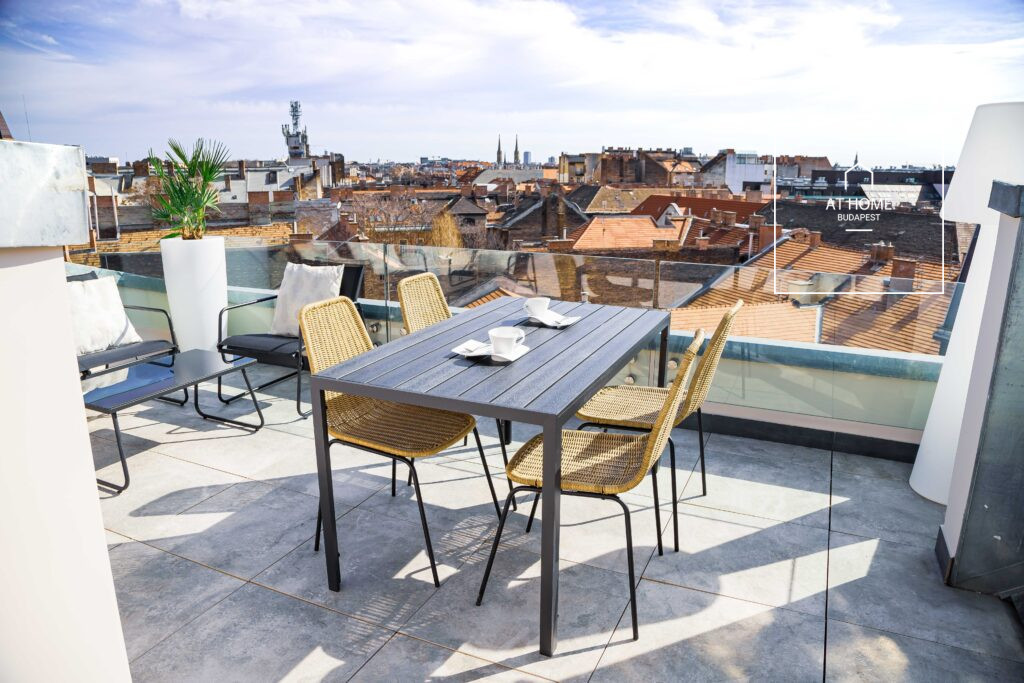 Exkluzív 350 nm duplex luxus lakás tetőterasszal Budapest elegáns neoreneszánsz palotájában a VI. kerületben