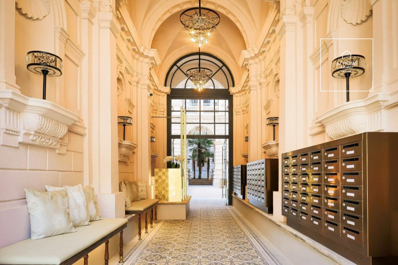 Exkluzív 150 nm-es luxus lakás Budapest elegáns neoreneszánsz palotájában a VI. kerületben