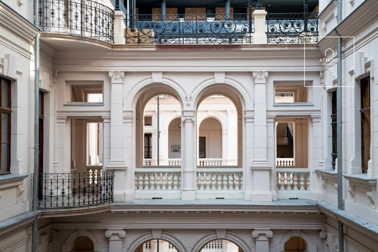 Luxus lakás Budapest elegáns neoreneszánsz palotájában a VI. kerületben