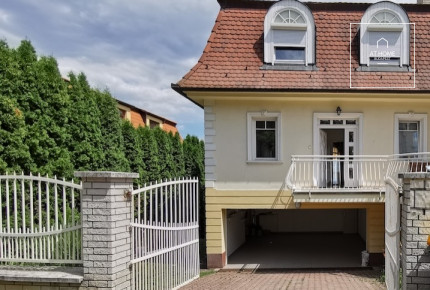 Three-story semi-detached house in the 11th district of Budapest